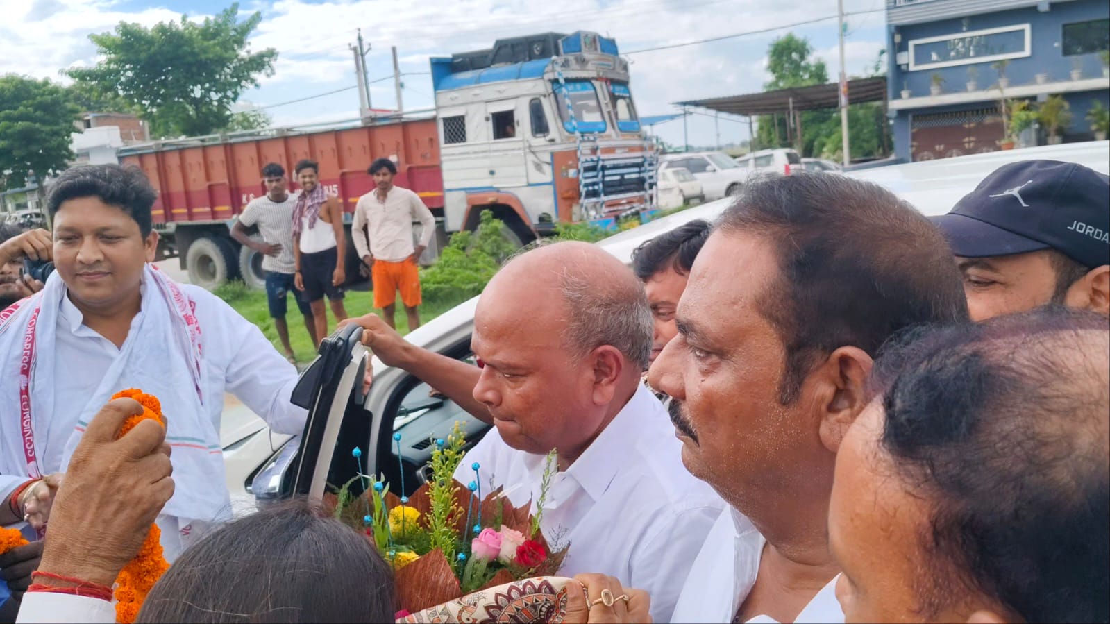 पटना से आरा  क्रम में कांग्रेस के प्रदेश अध्यक्ष को कोईलवर में अलग जगहों पर किया गया स्वागत।